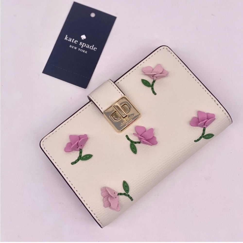 Kate Spade Phoebe Floral Appliqués
Turnlock Medium Wallet